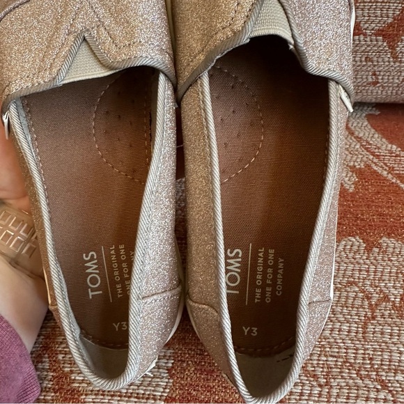 🌟3/$20🌟 GIRLS Gold Glitter Toms size 3 - Picture 5 of 6